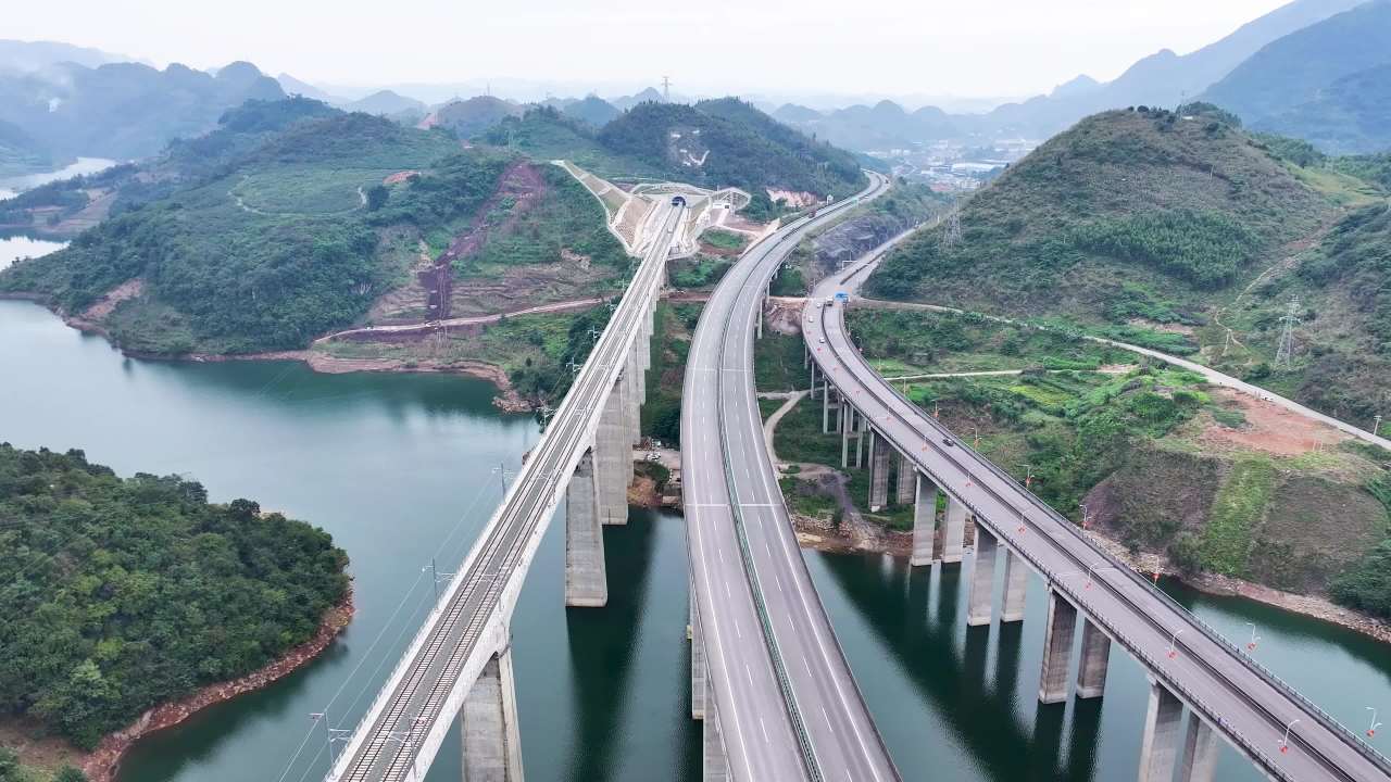 4k航拍贵州盘兴高铁纳怀河大桥高铁驶过