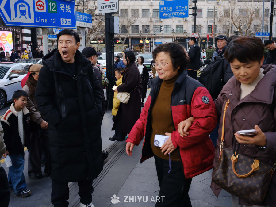 冬日街头行人日常
