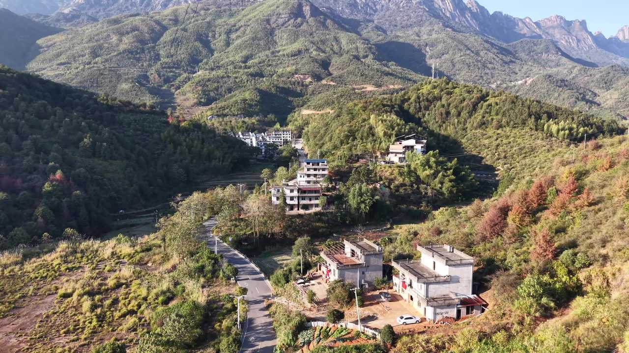 山村晨景：宁静的自然与人文交织