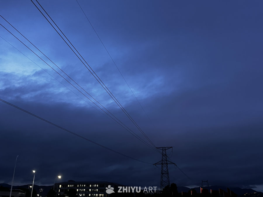 都市黄昏的静谧夜空
