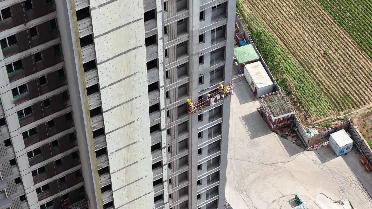 高楼施工中的工人