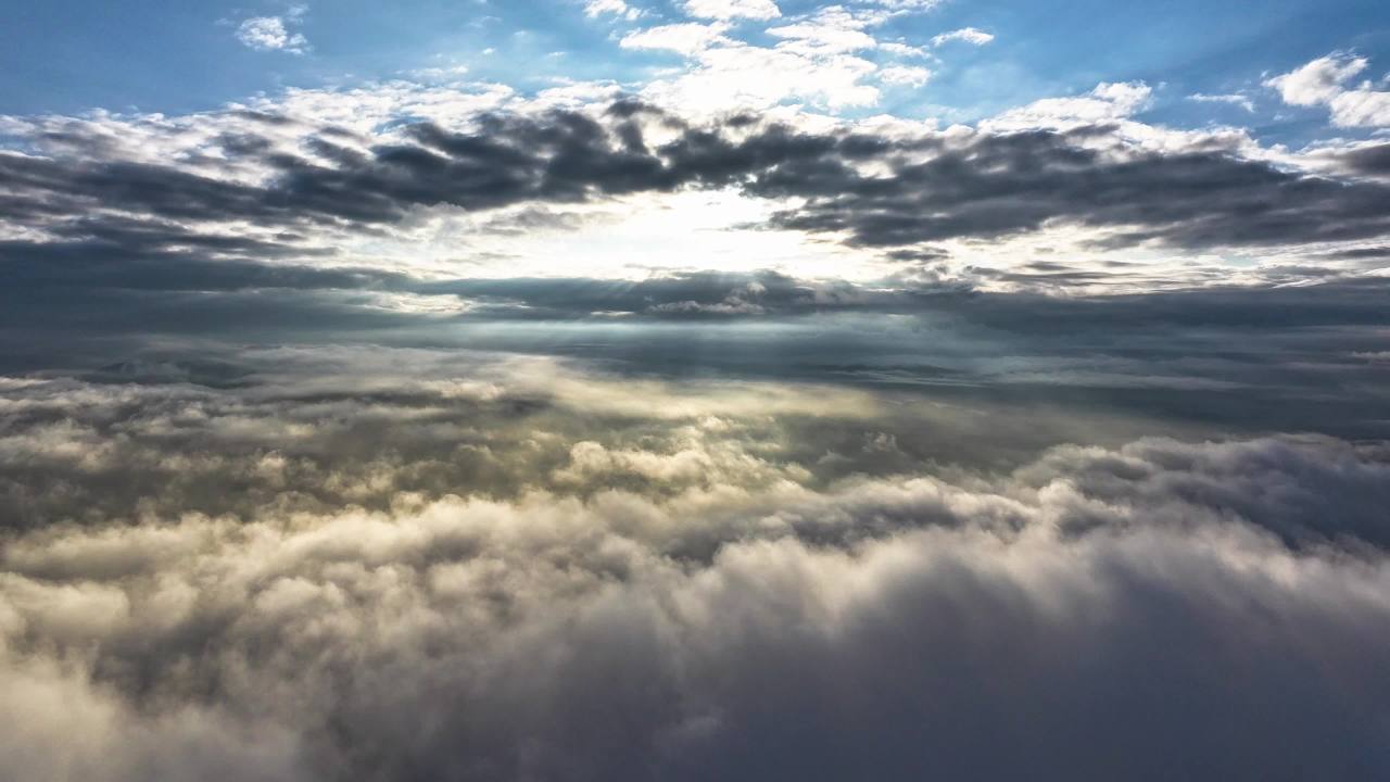 4k延时航拍云层之上丁达尔光