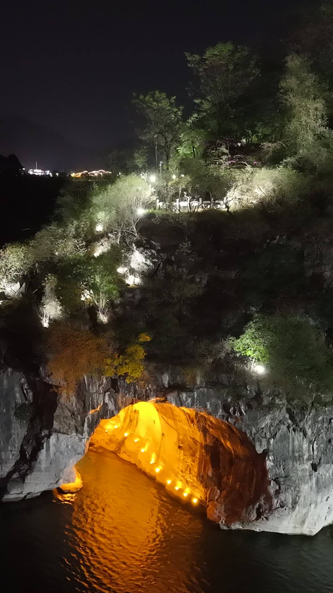 夜色中的岩石与灯光