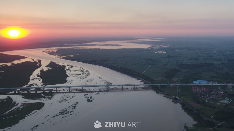 夕阳下的河流与桥梁