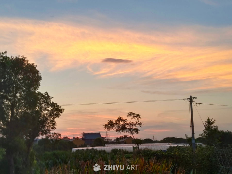 夕阳下的乡村田野