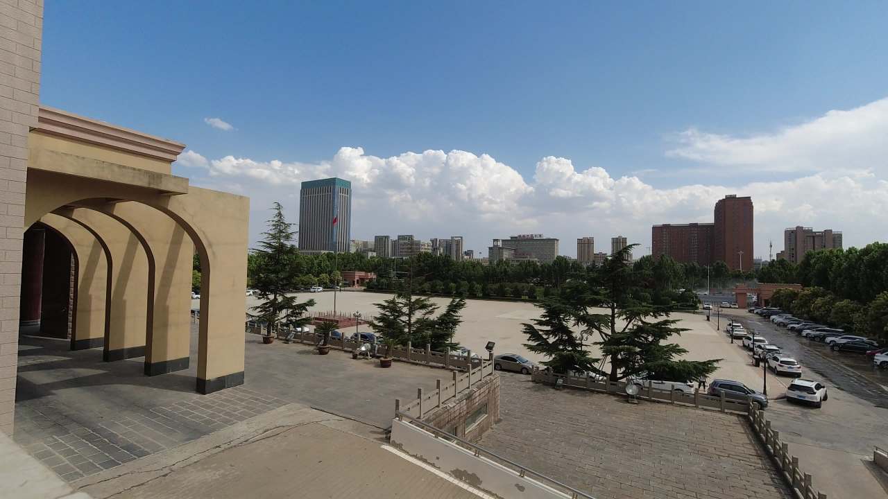 城市全景与动态云层
