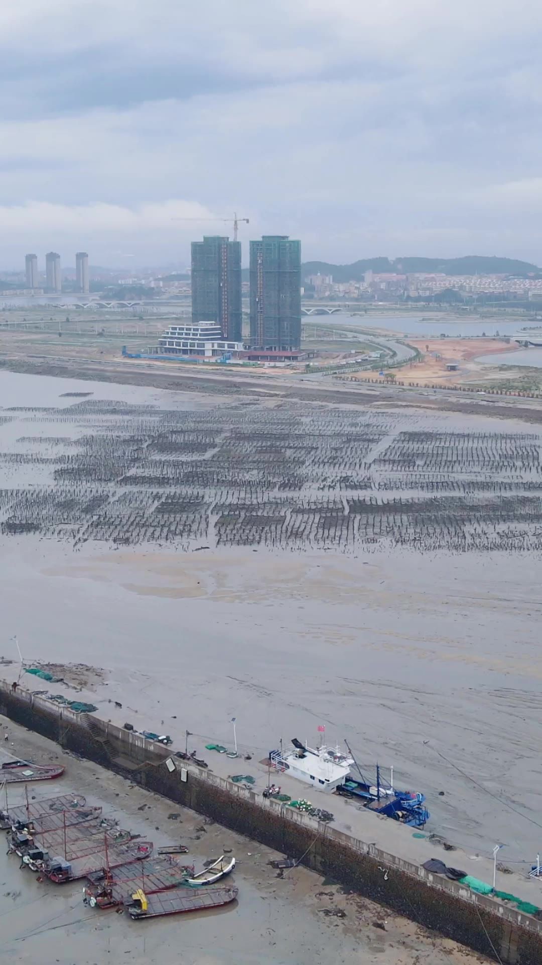 航拍海边退潮后渔船
