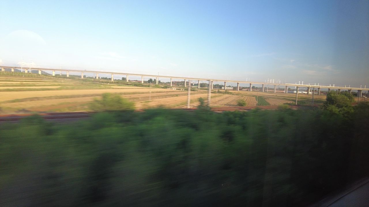 旅途风光蓝天白云高铁窗外实拍  