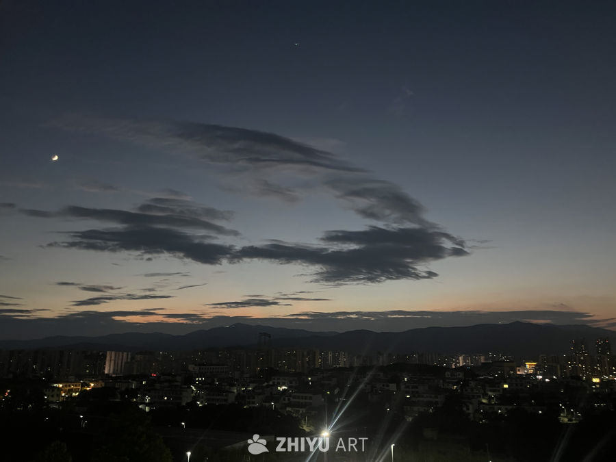夜幕下的城市与月光