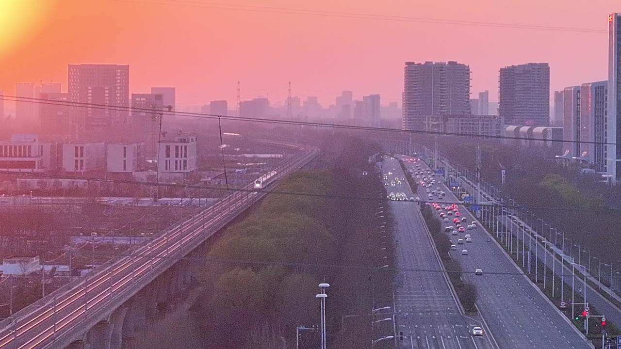 城市日落与高速列车