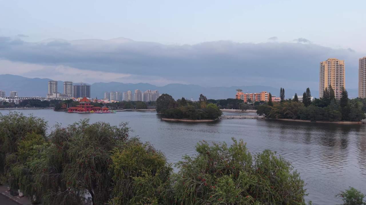 湖畔小岛与城市黄昏