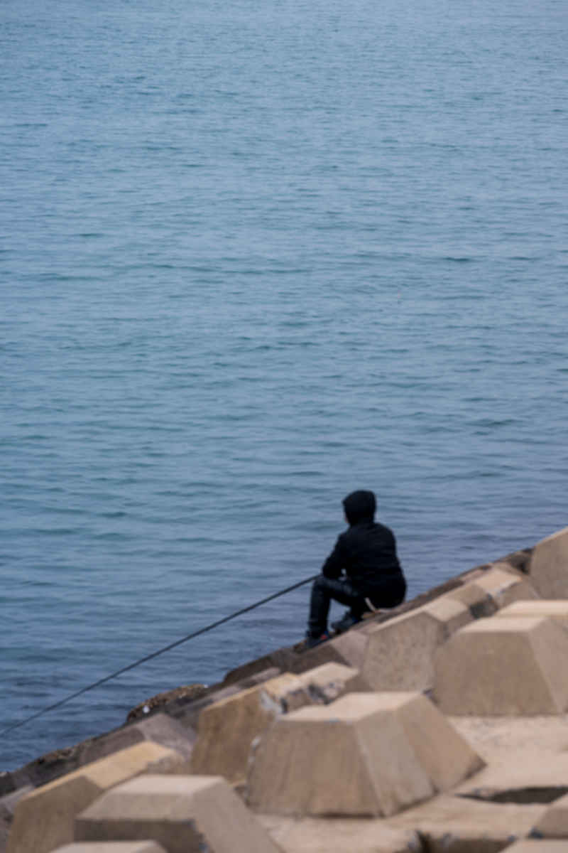 海边钓鱼的人
