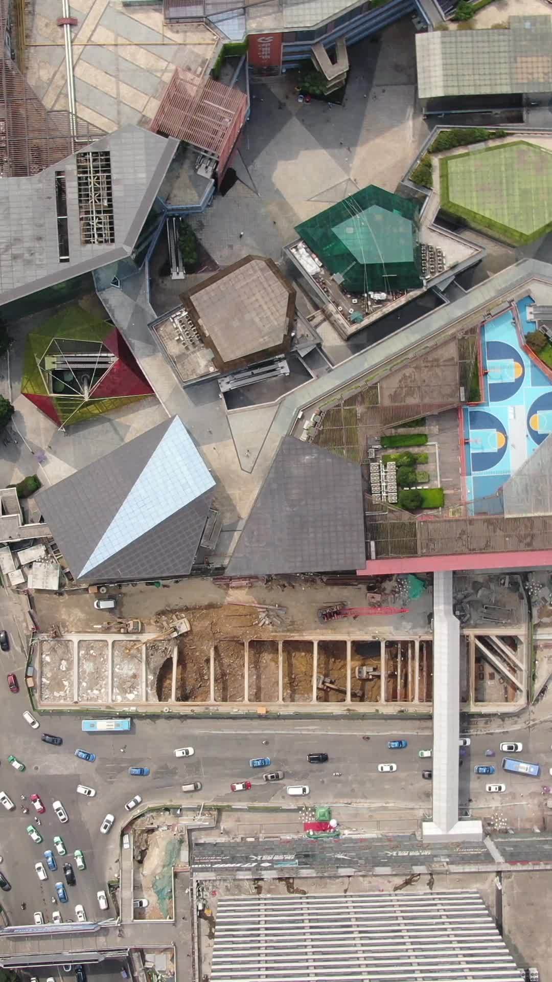 城市俯瞰：现代与建设交织