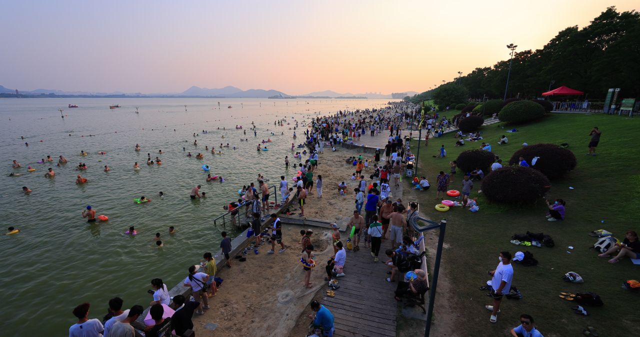 实拍8k户外游泳场
