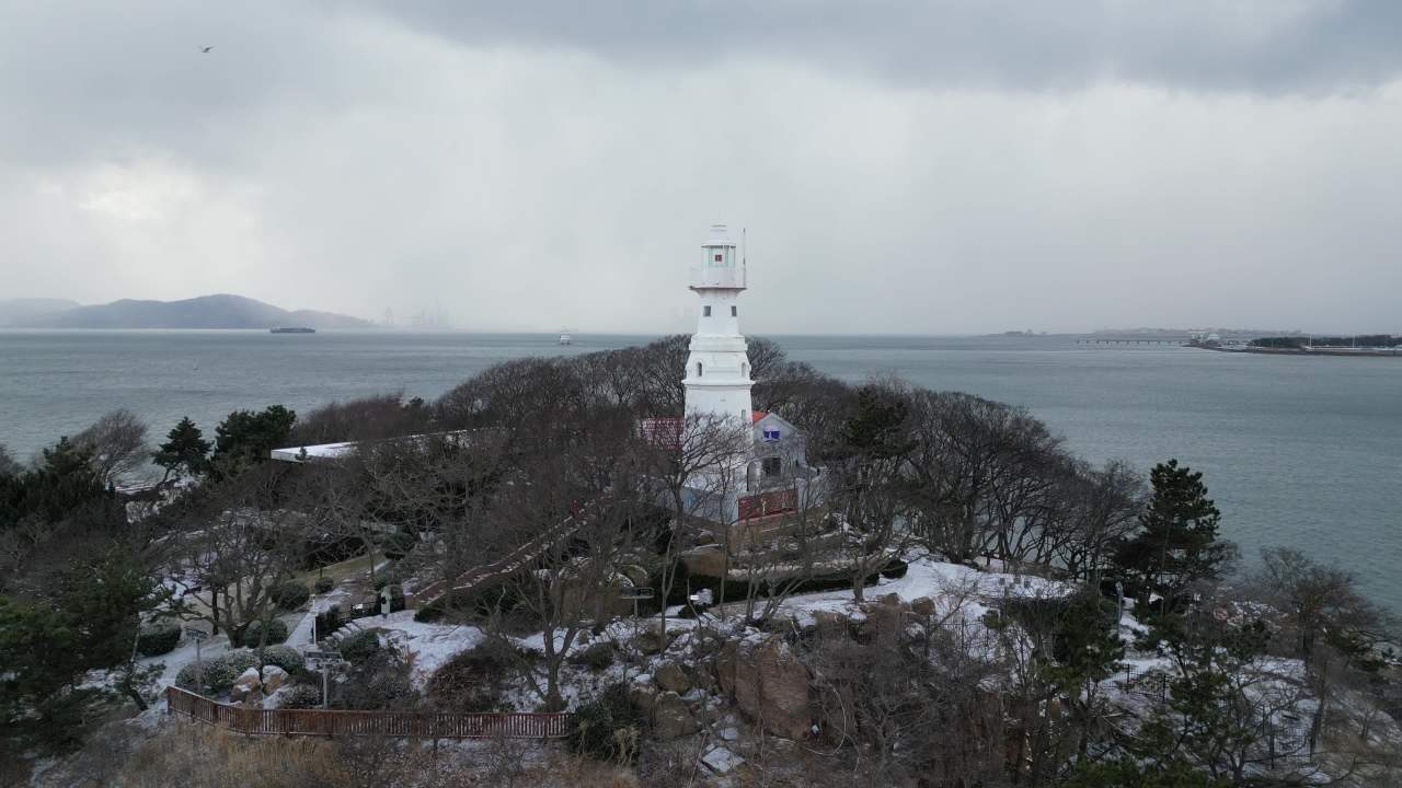 青岛市南海边老城区小青岛公园冬天雪景航拍 18