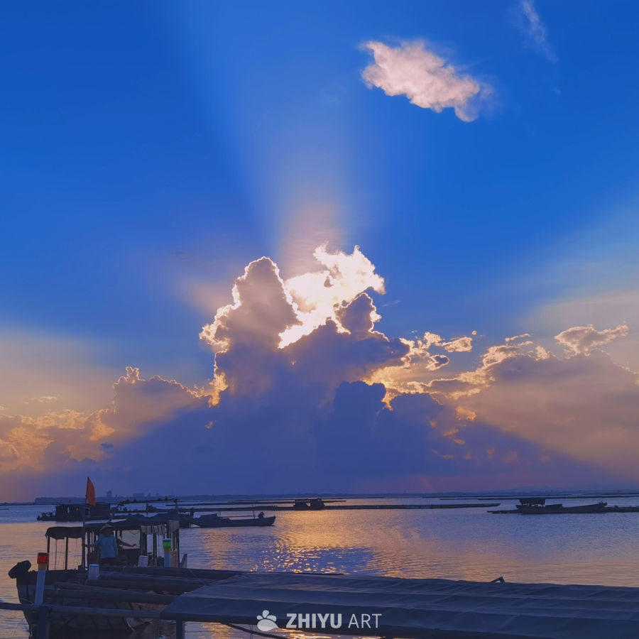 夕阳下的渔村宁静时光