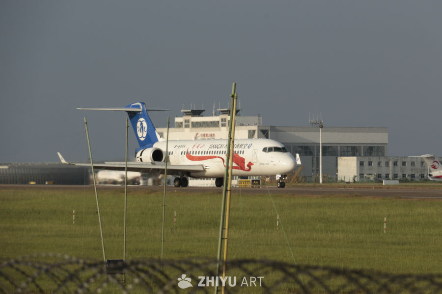 江西航空客机准备起飞