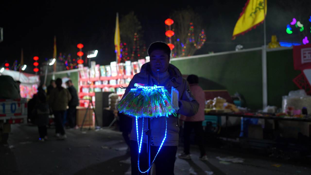 夜市灯火下的欢乐时光