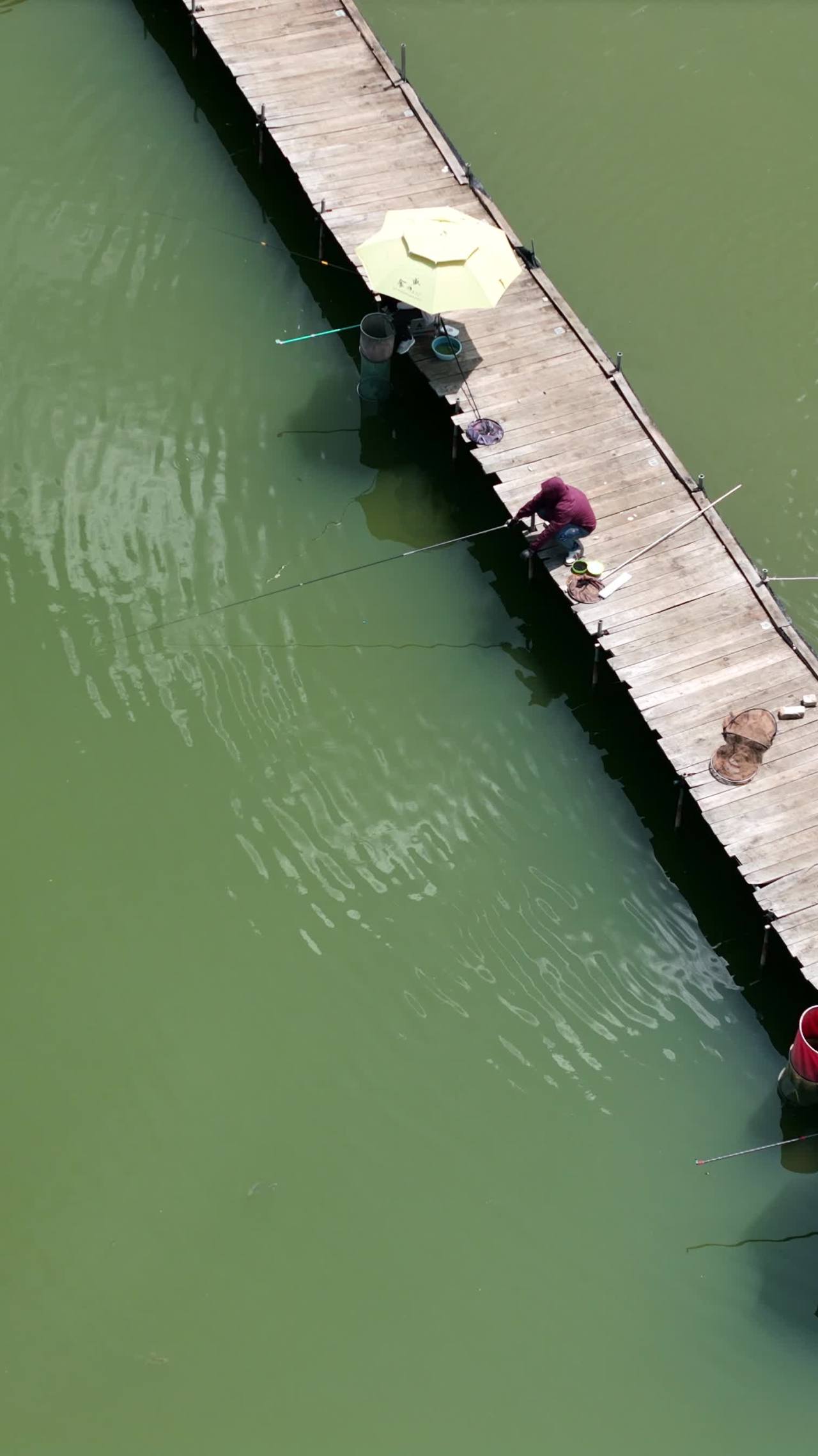 湖畔垂钓时光