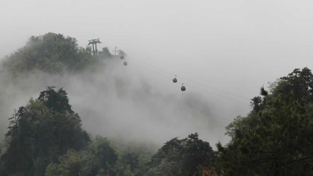 云雾缭绕的缆车之旅