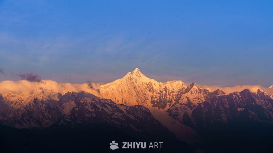 梅里雪山卡瓦格博峰日照金山