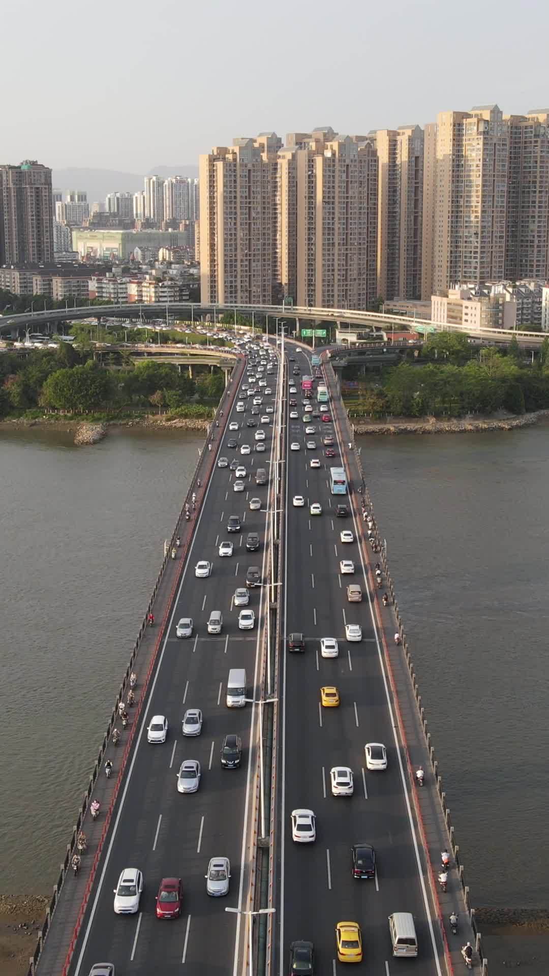 繁忙都市的夕阳桥景