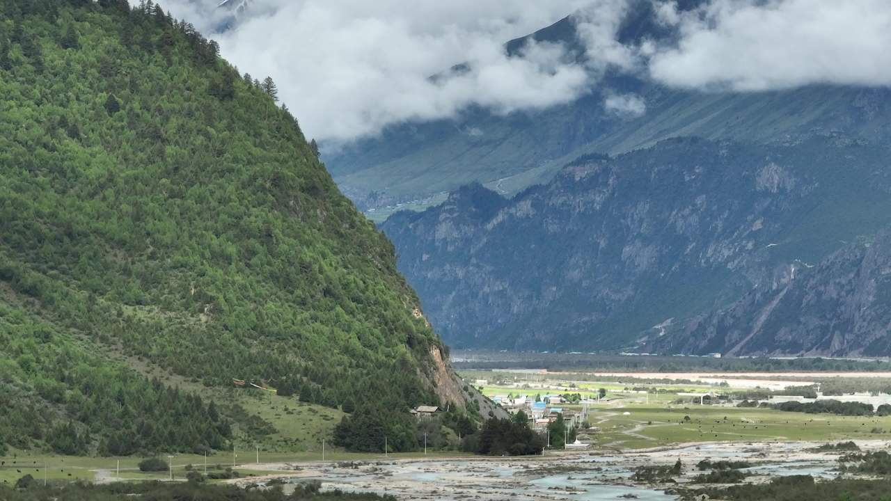 高山峡谷云雾缭绕