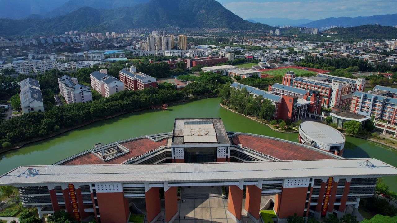 航拍福建中医药大学