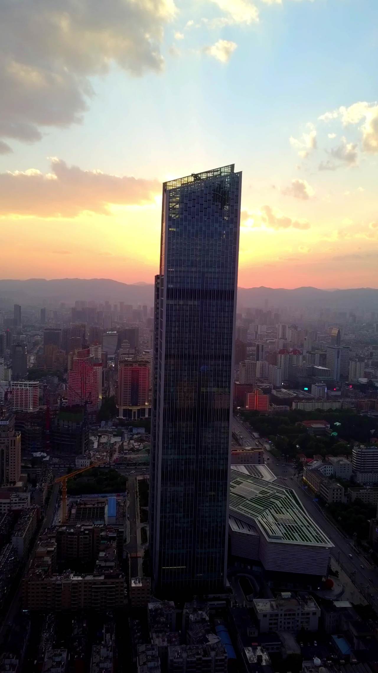 竖屏昆明恒隆广场夕阳航拍-3