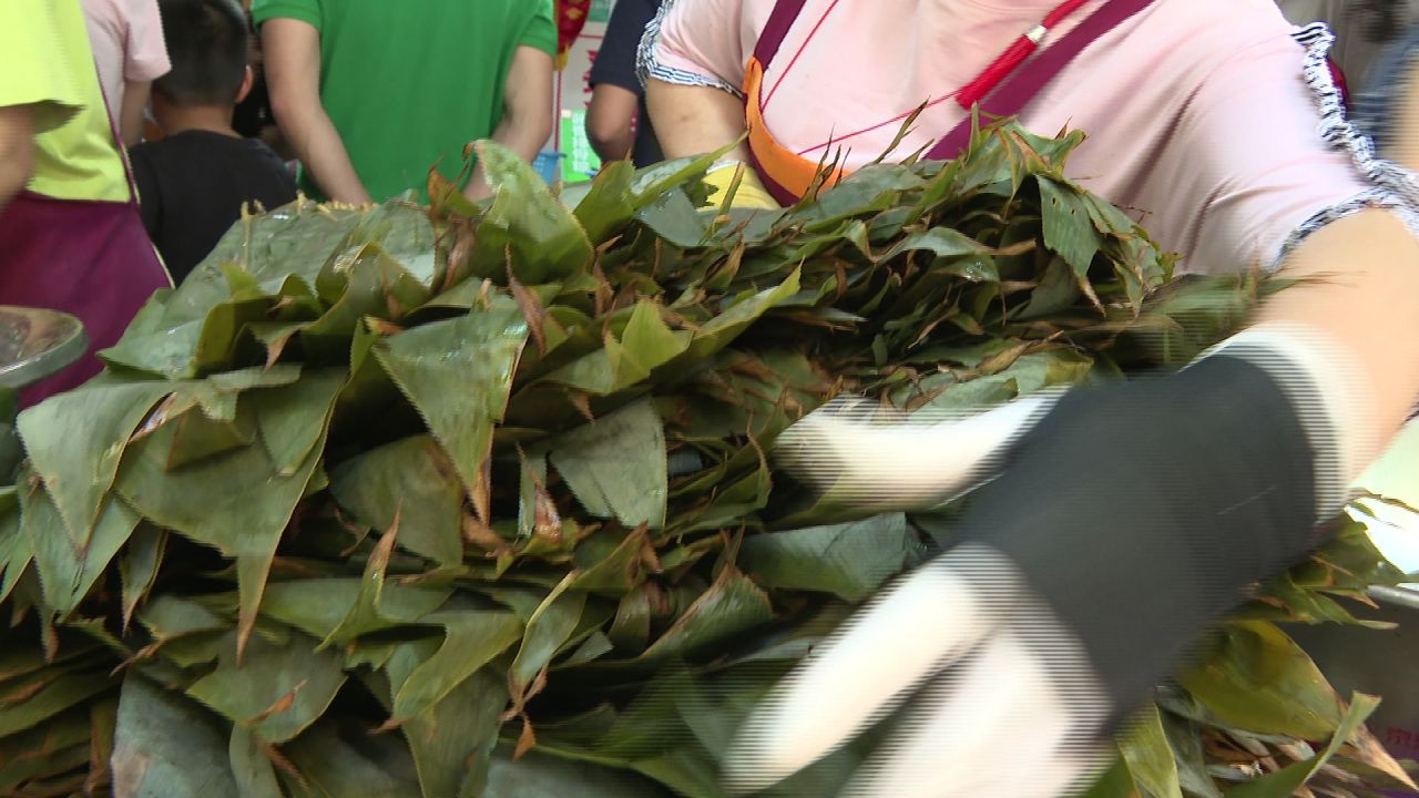 成都的街边包粽子