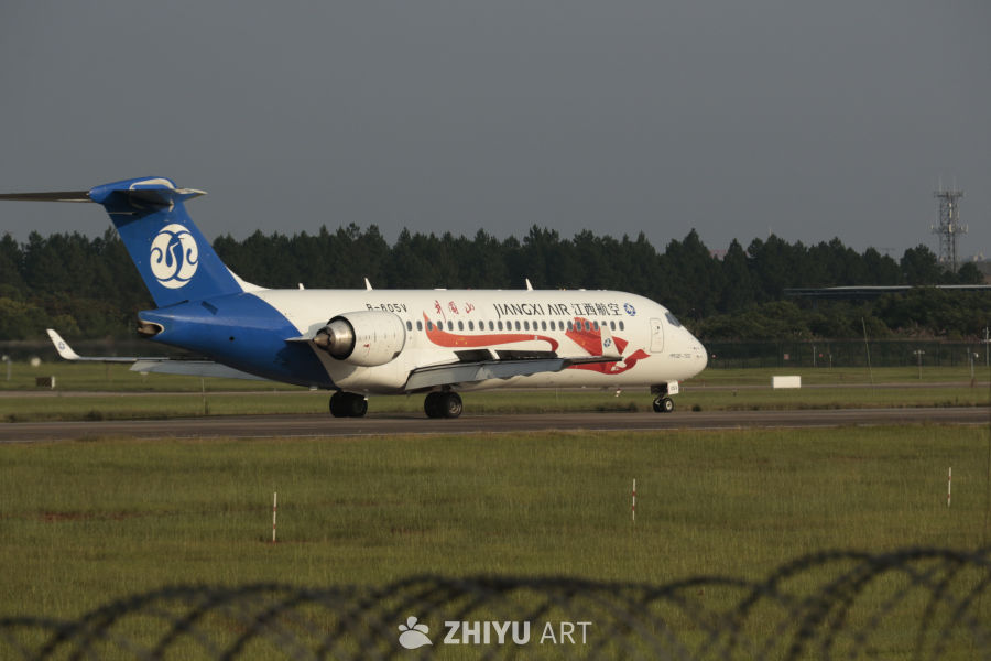 江西航空客机在机场跑道上