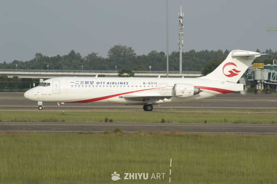 OTT Airlines ARJ21-700飞机在机场跑道上
