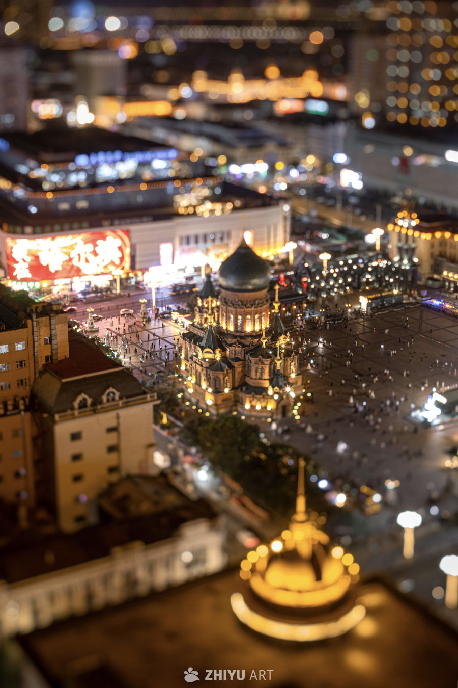 夜幕下的城市教堂微缩景观