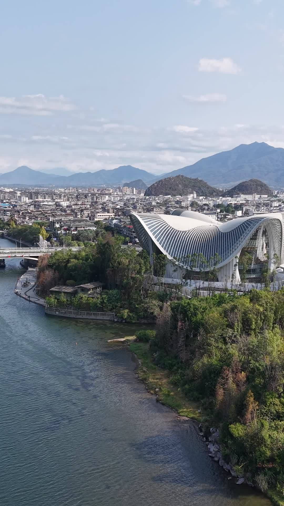 竖版航拍桂林漓江大剧院 (2)
