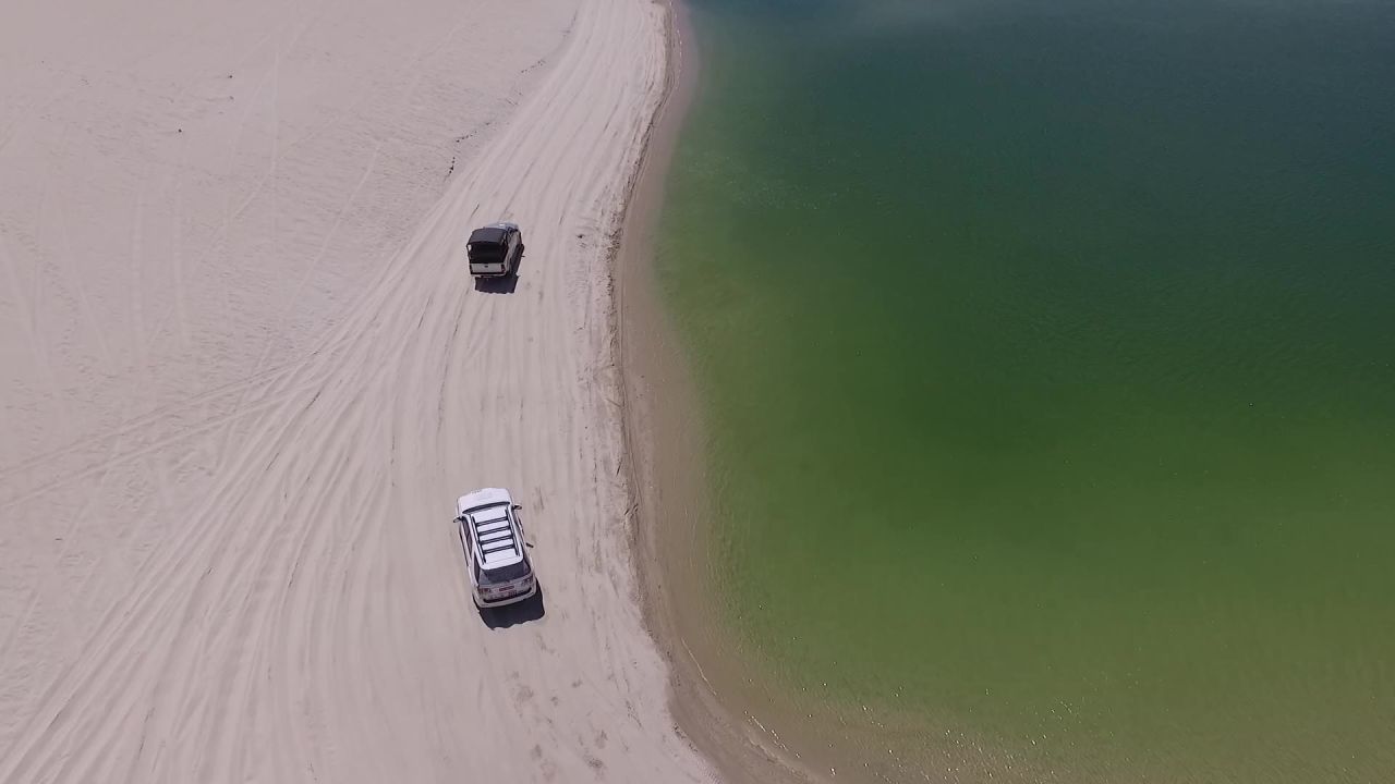 汽车骑路海滩