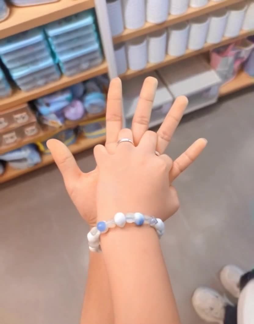 购物背景下的戒指手链展示