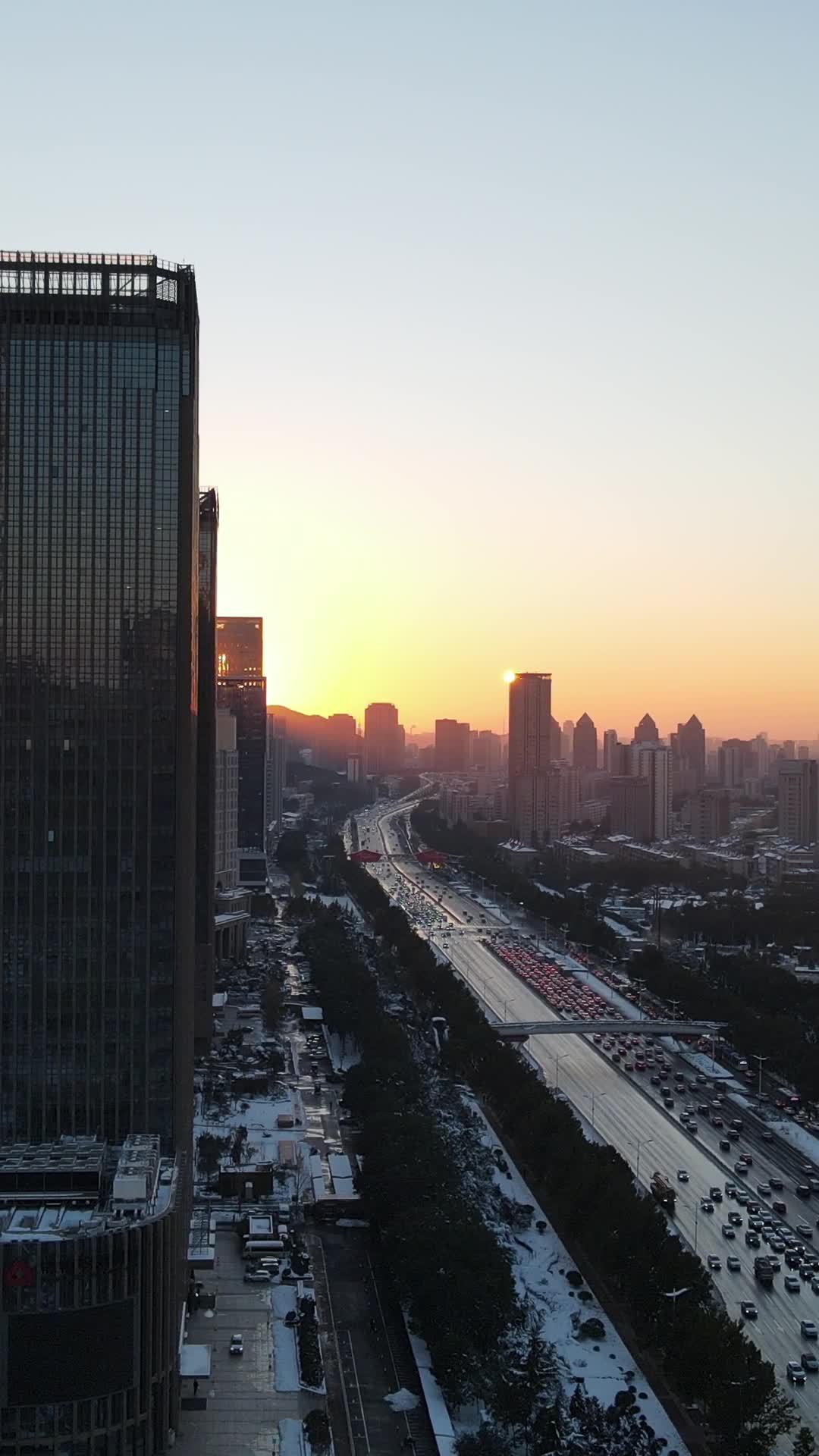 城市日落下的繁忙与宁静