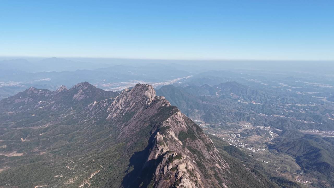 云端之巅的壮丽山景