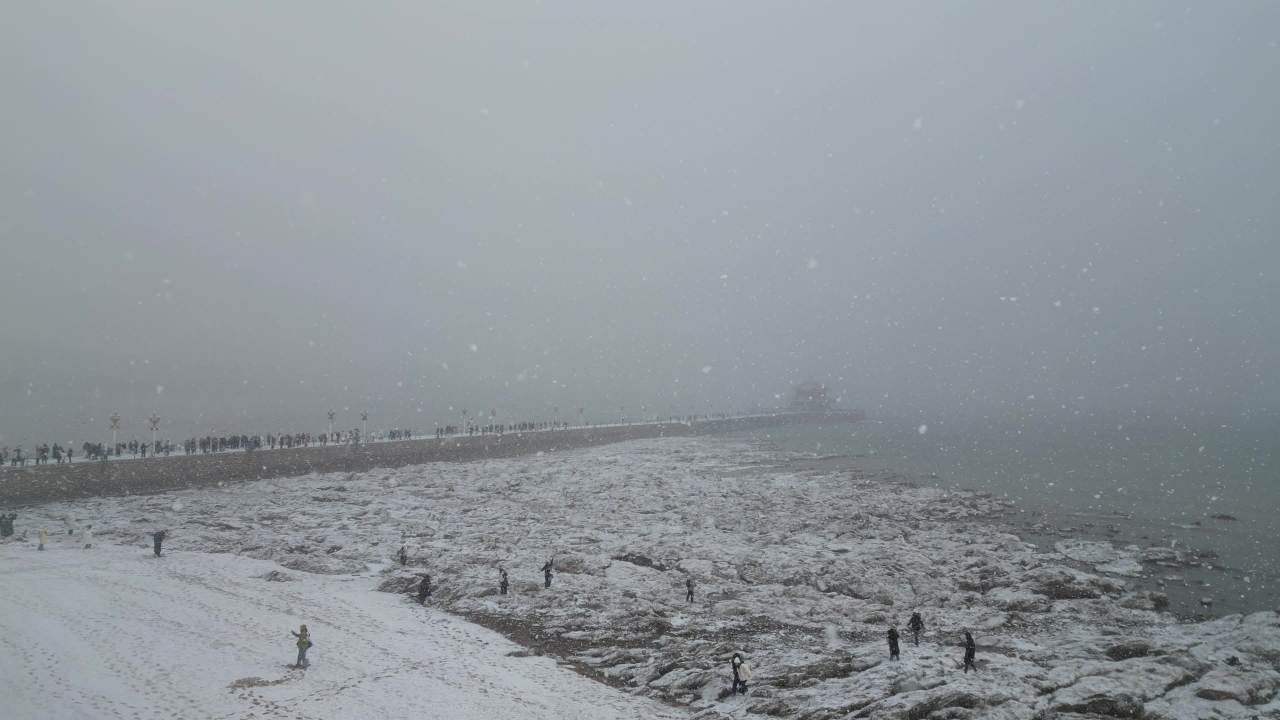青岛市南老城区栈桥海边雪景航拍 4
