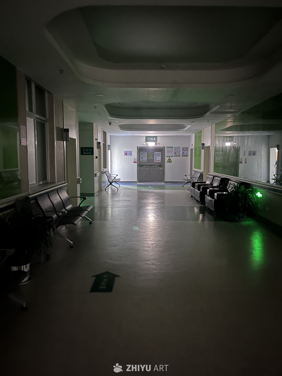 医院走廊的静谧时光