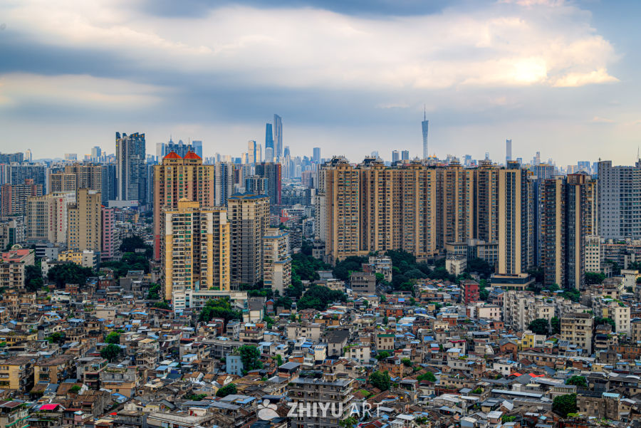 新旧交织的城市天际线