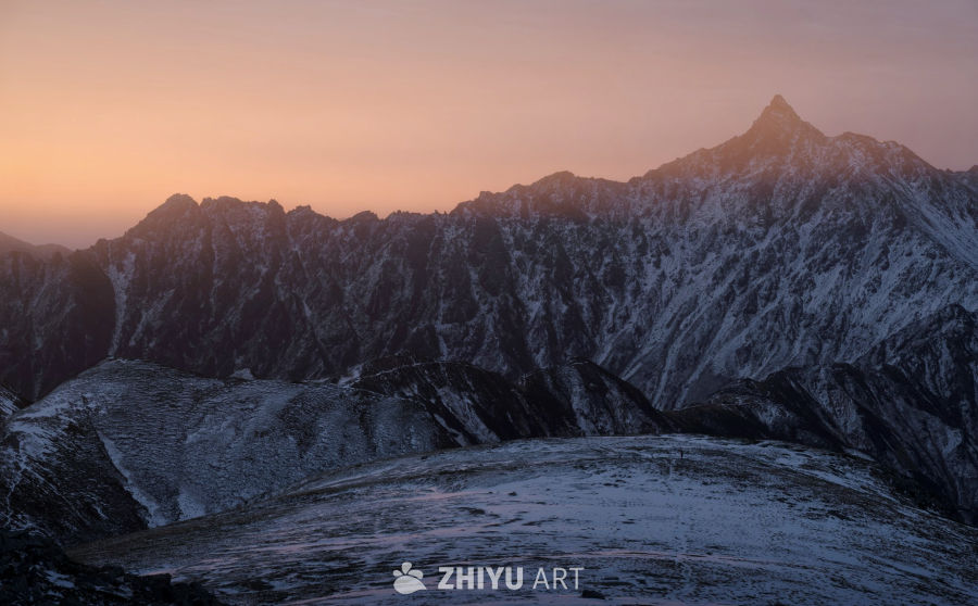 当最后一缕霞光吻过雪峰的棱角，寒意便裹着残阳的温度沉落在山坳里