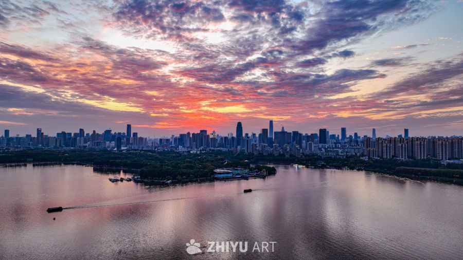 城市日落湖景