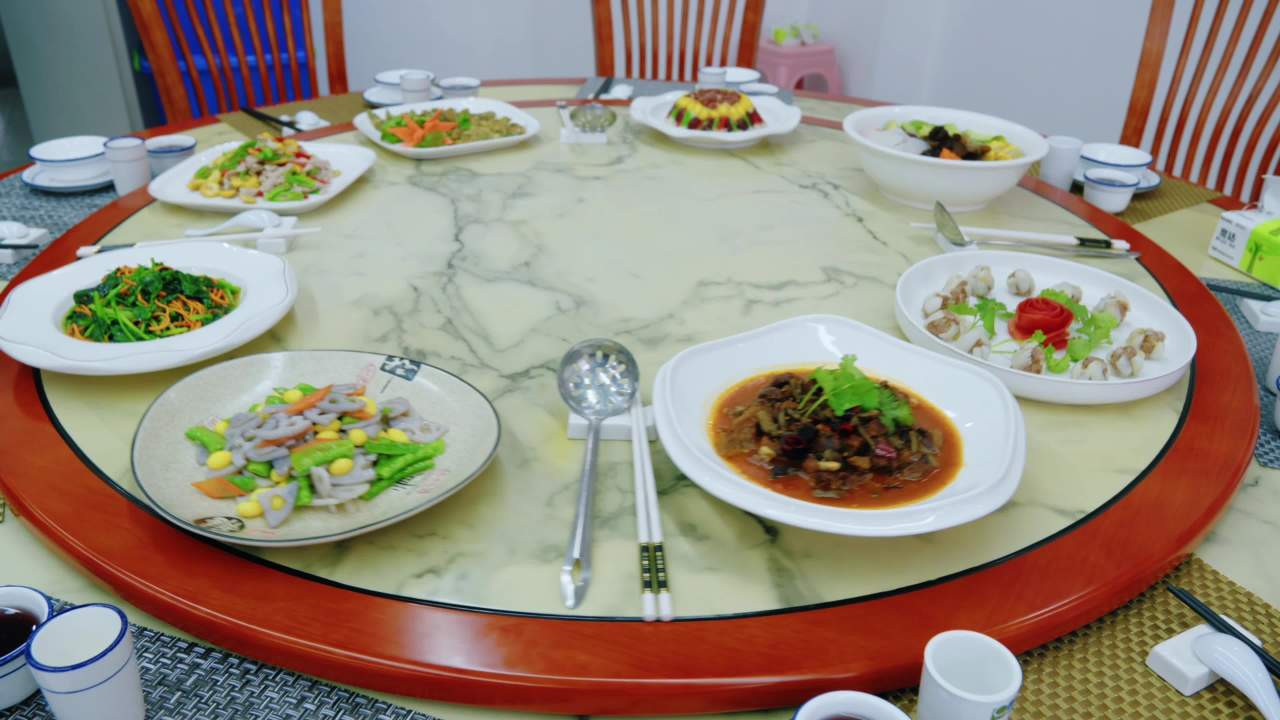 中式家庭聚餐：美味佳肴环绕圆桌