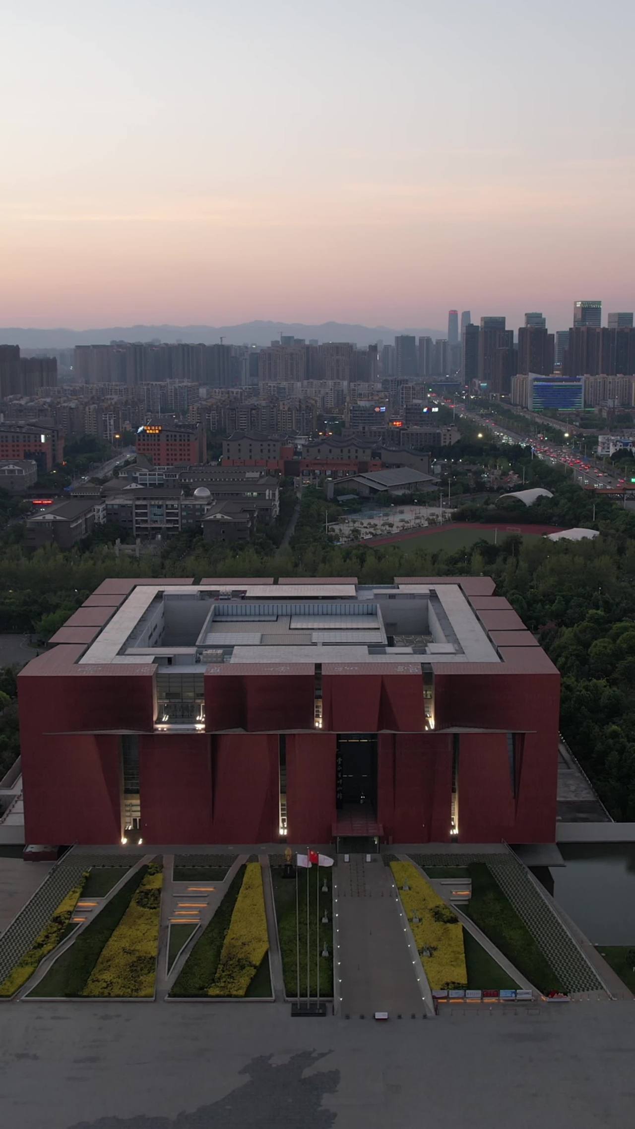 现代都市的日落剪影