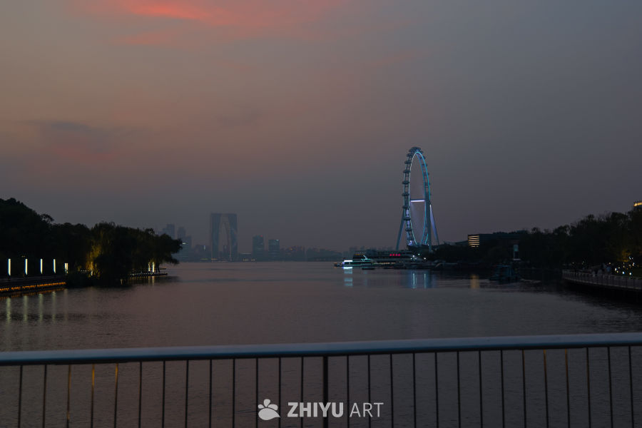 夜幕下的城市摩天轮