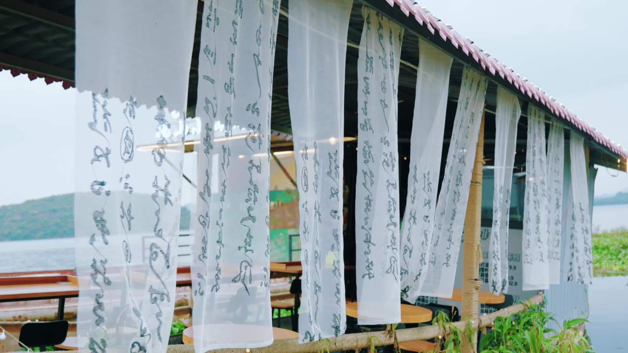 湖畔竹屋的宁静时光