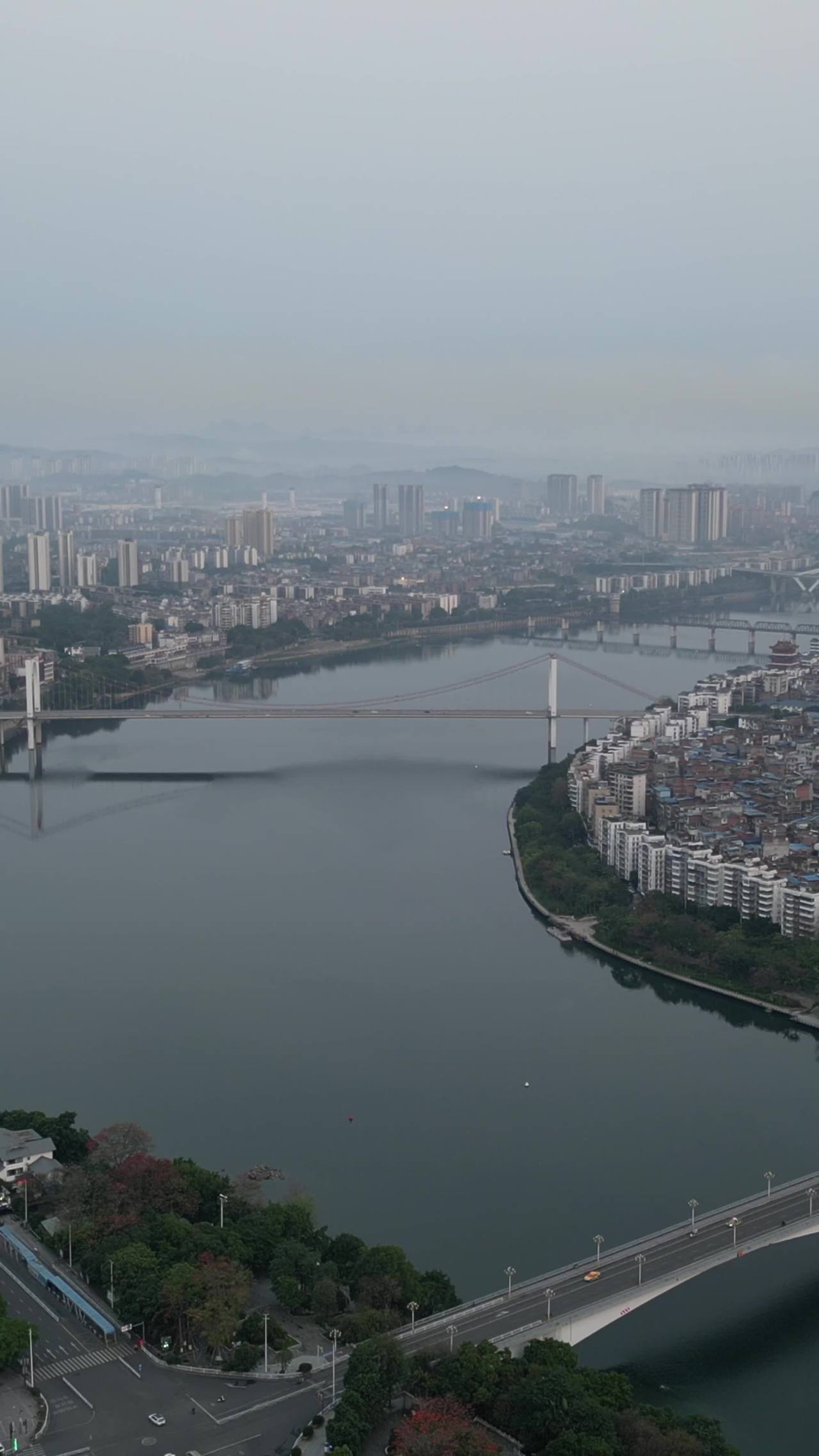 晨雾中的城市河景