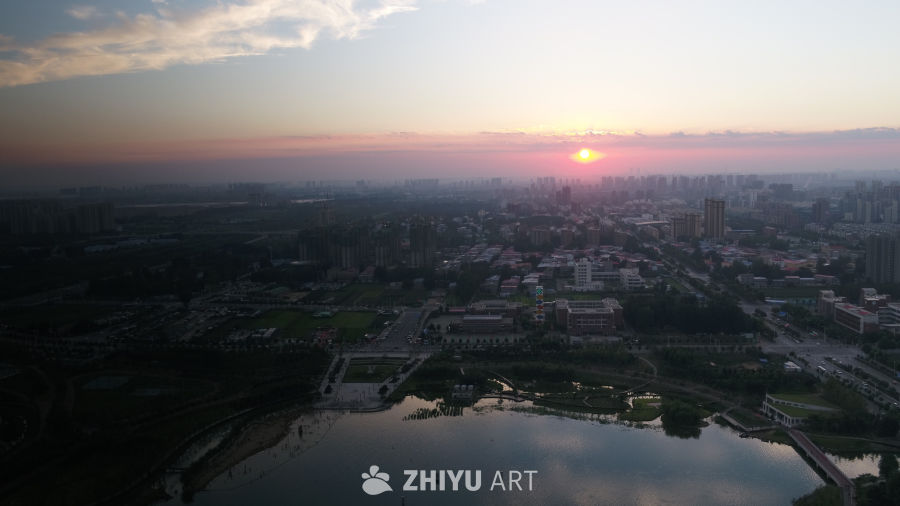 城市日落湖畔