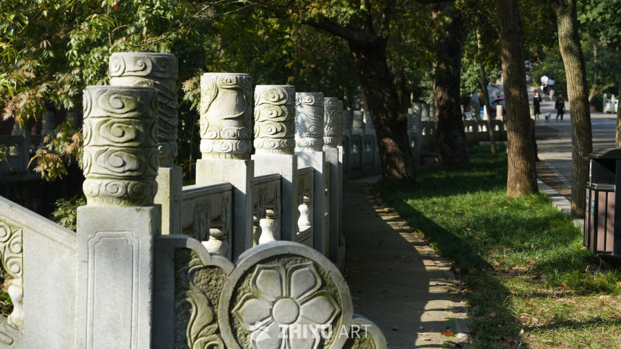 古朴石栏杆旁的宁静小径